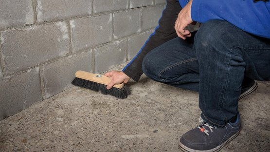 1. Ondergrond voorbereiden; materiaal omroeren