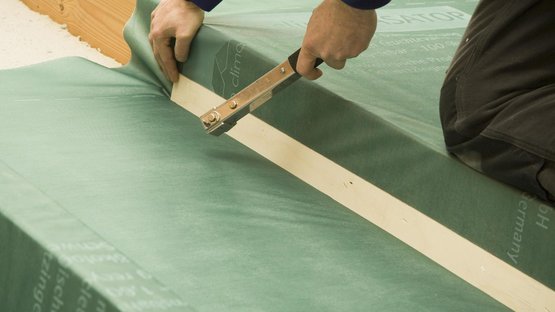 4. Aan de spant vastzetten