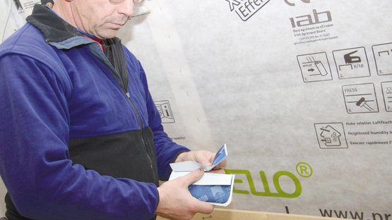2. Manchet bij de gleuf openen