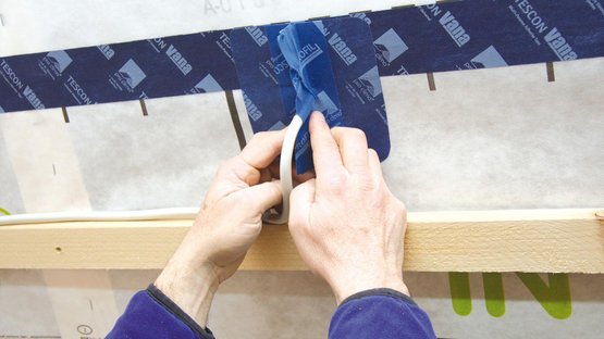 6. Op de kabel vastwrijven