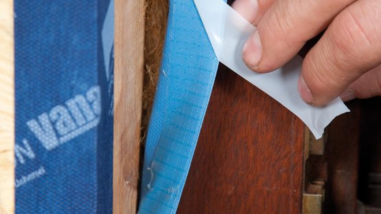 1d. Op kozijndagstuk verlijmen