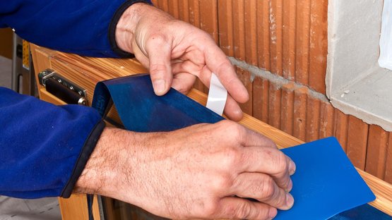 1. Band op het kozijn vastkleven