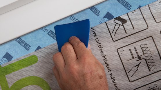 3. De kleefband goed aanwrijven