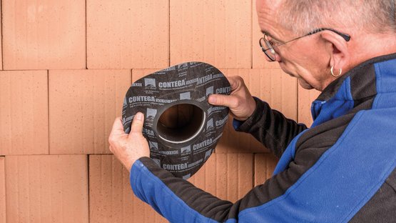 1. Manchet over de buis schuiven