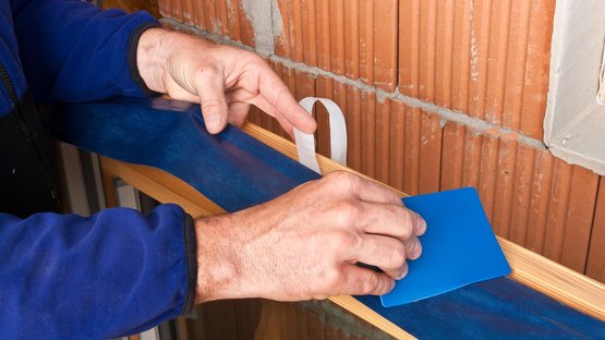 1. Band op het kozijn vastkleven