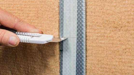 2. Tape met een stanleymes afsnijden