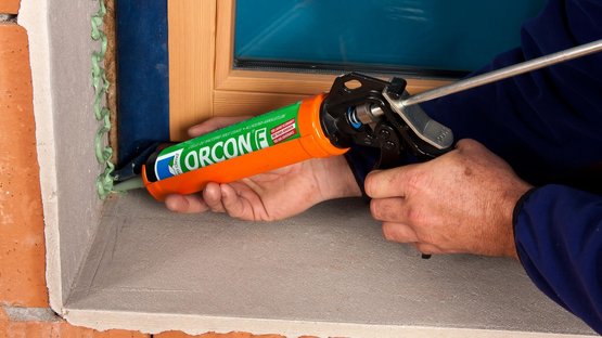 4. Band rondom in de dagkant vastkleven