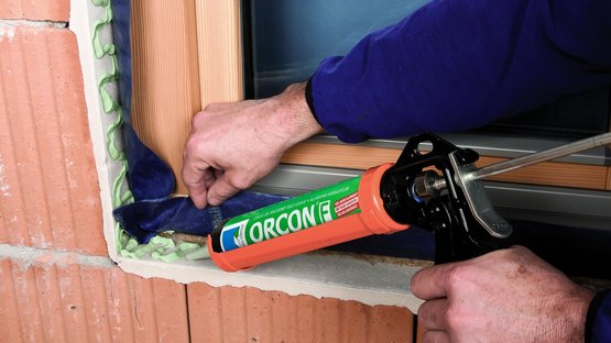 4. Band rondom in de dagkant vastkleven