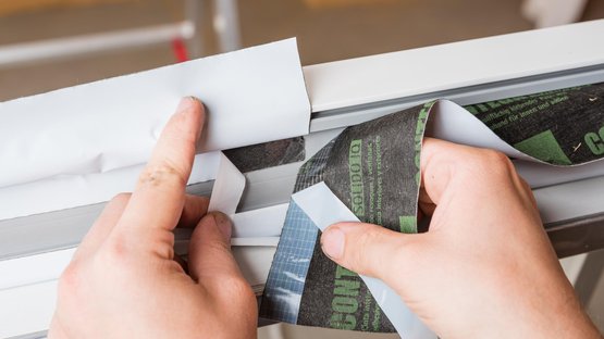 4. Tape rondom het kozijn plakken met overlapping