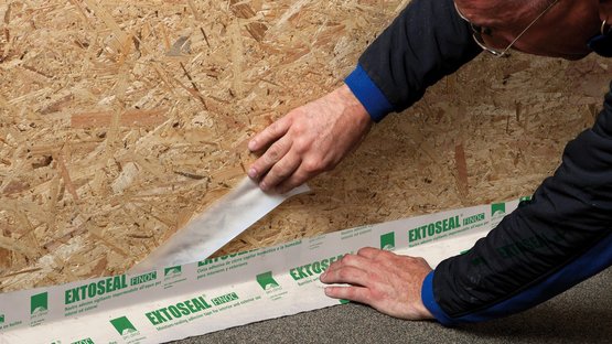 2. Op de muur vastplakken