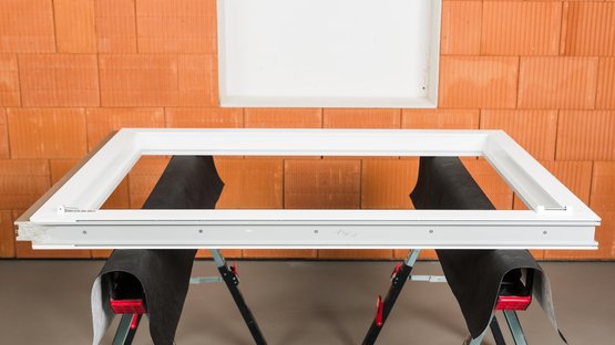 1. Raam dat wordt gemonteerd in een houten, gemetselde of betonnen constructie