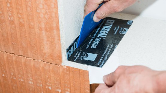 1. Raamopening glad afwerken